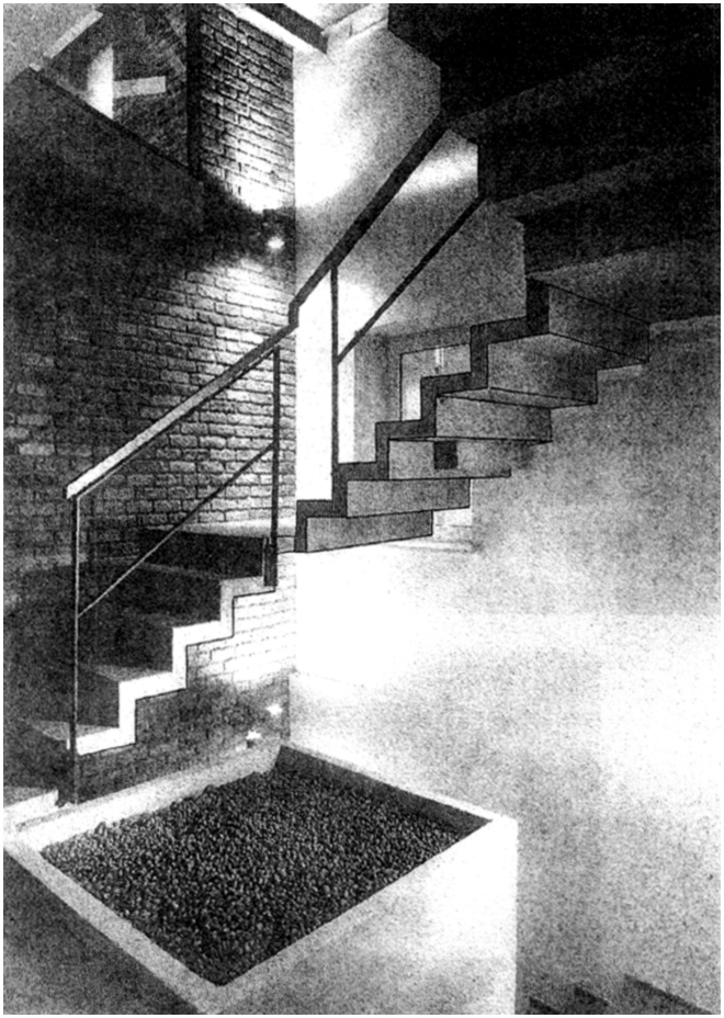 Рис. 55. Монолитная железобетонная лестница в офисе. Лестничное пространство на первом этаже