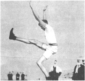 Знаменитый "человек-резина" Р. Юри (США) - олимпийский чемпион по прыжкам в длину, высоту (1900, 1904, 1908) и тройным" с места (1900, 1904), достигший не превзойденных никем результатов - 3.48. 1.65 и 10.55 соответственно