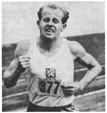 Э. Затопек (Чехословакия) на Играх XV Олимпиады (1952) совершил невероятное - выиграл 5000, 10 000 м и марафонский бег